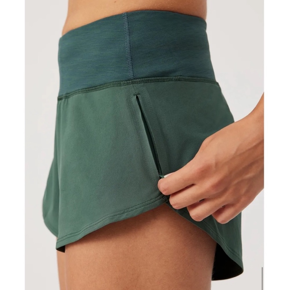 Like New Outdoor Voices Hudson Evergreen 2.5” shorts